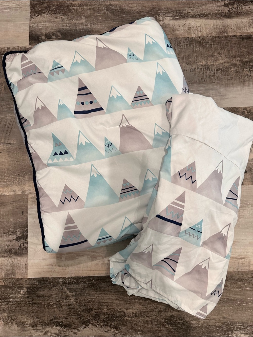 Mountain theme crib set